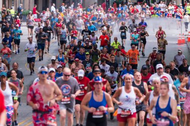 Atlanta, GA / ABD - 4 Temmuz 2023: Telephoto 4 Temmuz 2023 'te Peachtree Caddesi' nde Peachtree Road Race 'i taşıyan binlerce koşucuyu gösteriyor..