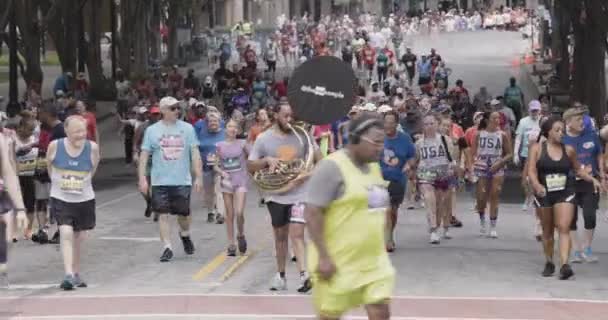 Atlanta Usa Juli 2023 Seorang Pria Memainkan Tuba Sambil Berjalan — Stok Video