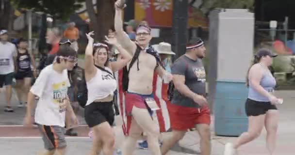 Ατλάντα Usa Ιουλίου 2023 Ένας Νεαρός Άνδρας Φοράει Αμερικανική Σημαία — Αρχείο Βίντεο