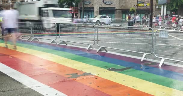 アトランタ Usa 7月4日 2023 ティメラプスは アトランタの2023年7月4日のPeachtreeロードレースの後 ミッドタウンのゲイのプライドクロスウォークを歩くように 人々の大量の動きを示しています — ストック動画