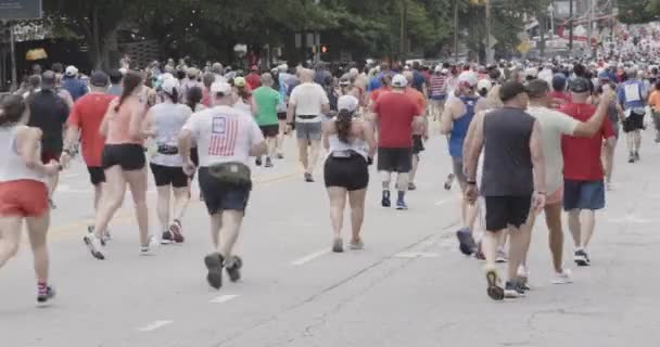 Atlanta Usa Ιουλίου 2023 Χιλιάδες Δρομείς Διασχίζουν Την Οδό Peachtree — Αρχείο Βίντεο