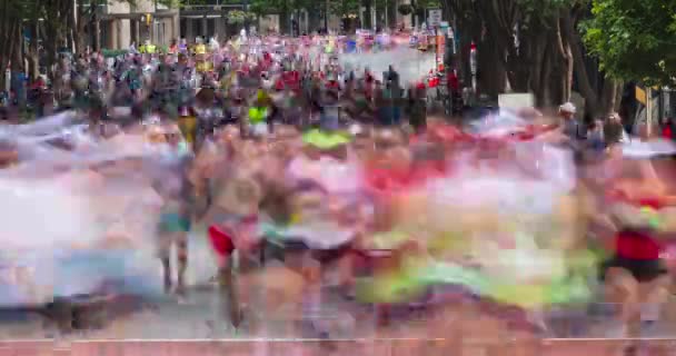 2023年7月4日 在佐治亚州亚特兰大举行的一年一度的世界上最大的10000场比赛 桃树路赛中 成千上万的赛跑选手在沿着桃树街跑的时候 他们的动作变得模糊不清 — 图库视频影像