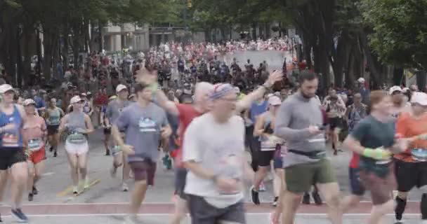 Atlanta Usa Ιουλίου 2023 Χιλιάδες Δρομείς Τρέχουν Στην Οδό Peachtree — Αρχείο Βίντεο