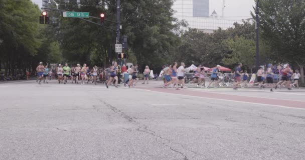 Atlanta Usa Července 2023 Nízký Úhel Záběru Ukazuje Tisíce Běžců — Stock video