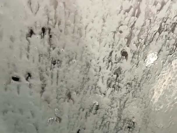Soap Suds Rinse Kaca Depan Dalam Pencucian Mobil Membentuk Elemen — Stok Video