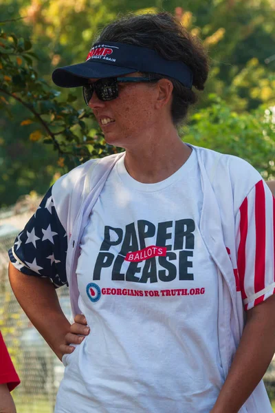 2023年8月24日 美国亚特兰大 在等待唐纳德 特朗普于2023年8月24日在亚特兰大富尔顿县监狱被逮捕时 一位女士穿着一件写着 请投纸票 的衬衫 — 图库照片