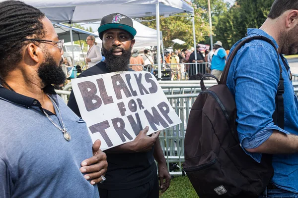 Atlanta Usa Agosto 2023 Hombre Afroamericano Sostiene Cartel Que Dice — Foto de Stock