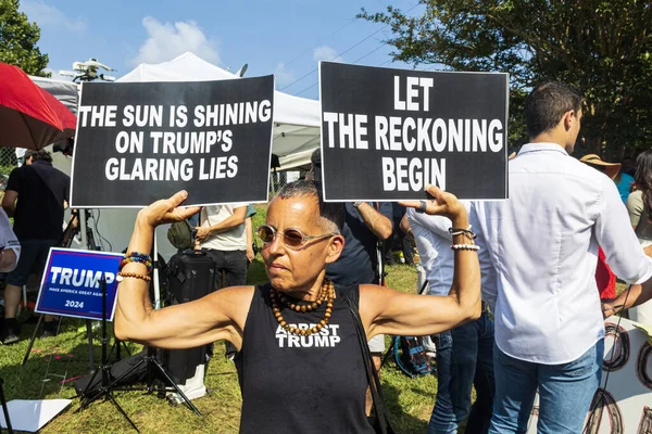 Atlanta Usa August 2023 Female Holds Trump Signs While Awaiting — Stock Photo, Image