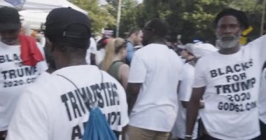 Atlanta, GA / ABD 24 Ağustos 2023: Trump taraftarları için bir grup siyahi, 24 Ağustos 2023 'te Atlanta, GA' da Donald Trump 'ın tutuklanmasını beklerken, Fulton County Hapishanesi' nin önünde toplanan Trump 'ı destekleyen tişörtler giyiyorlar.. 