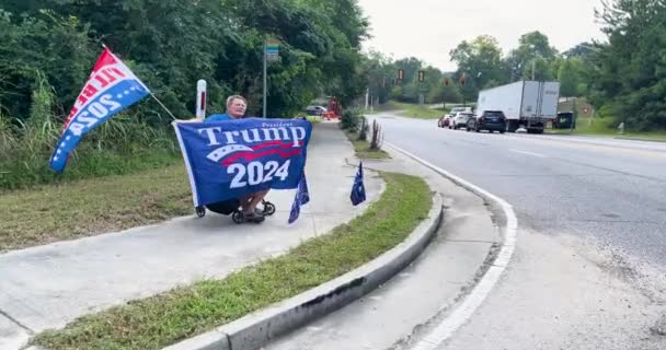 Atlanta Usa Srpna 2023 Muž Prodává Vlajky Trumpa 2024 Rohu — Stock video