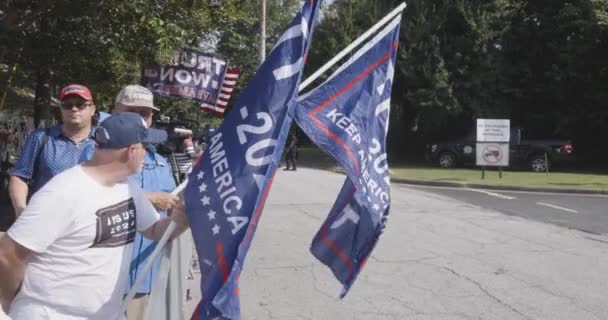 2023年8月24日 美国亚特兰大 特朗普的支持者在富尔顿县监狱外挥动支持特朗普的旗帜 期待唐纳德 特朗普被捕 — 图库视频影像