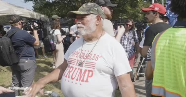 Atlanta Usa Srpna 2023 Muž Tričku Žalostnými Šaty Pro Trumpa — Stock video