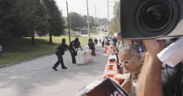 Atlanta Usa Agosto 2023 Polizia Scivolare Grandi Barricate Plastica Posizione — Video Stock
