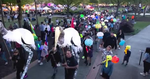 Suwanee Usa Απριλίου 2023 Εκατοντάδες Άνθρωποι Συμμετέχουν Μια Πολύχρωμη Παρέλαση — Αρχείο Βίντεο