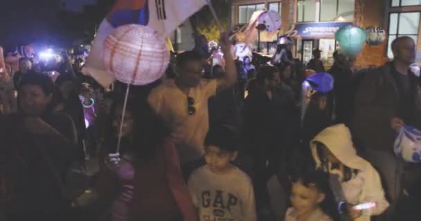 Suwanee Usa Απριλίου 2023 Εκατοντάδες Άνθρωποι Περπατούν Μια Πολύχρωμη Παρέλαση — Αρχείο Βίντεο