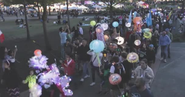 Suwanee Usa Aprile 2023 Centinaia Persone Camminano Con Lanterne Colorate — Video Stock