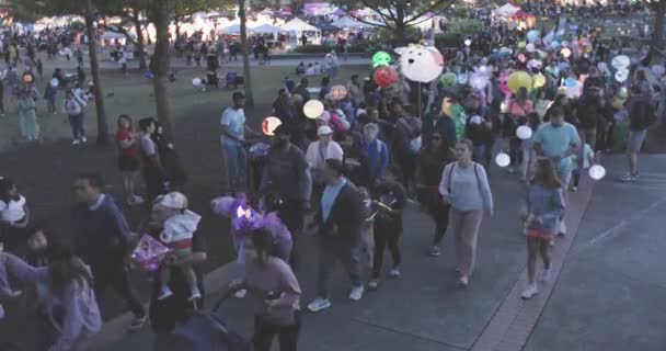 Suwanee Sua Aprilie 2023 Sute Oameni Merg Jos Lumini Colorate — Videoclip de stoc