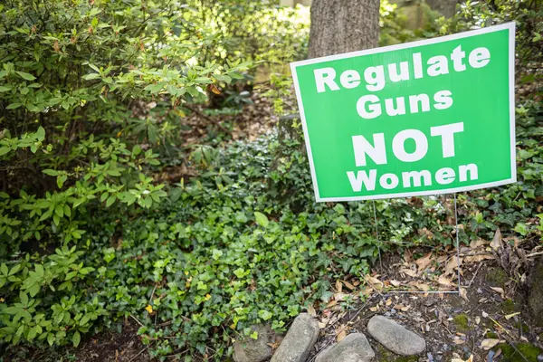 アトランタの庭の看板には 女性ではなく銃規制 と書かれている ストックフォト
