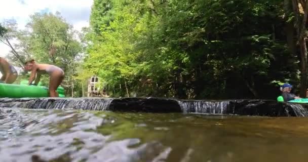 2023年9月9日 美国佐治亚州海伦 Gopro拍摄的照片显示 2023年9月9日 在佐治亚州海伦市 一名妇女在一条北佐治亚州的河流中试图从岩石中挣脱出来 部分被淹没在水中 — 图库视频影像