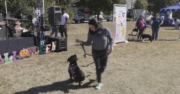 Atlanta Usa Oktober 2023 Een Vrouw Laat Haar Hond Leuke — Stockvideo