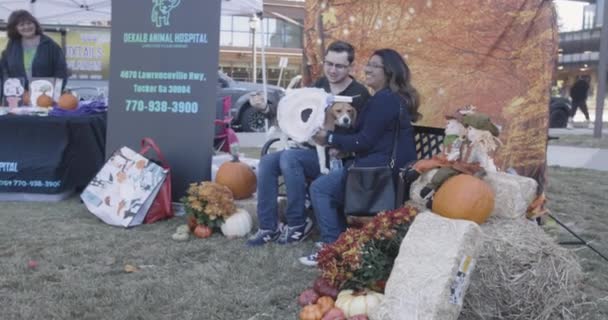 アトランタ Usa 10月 2023 犬の所有者は クリームチーズを添えたビーグルとして服を着た犬と写真をポーズします 10月 2023 アトランタのレスキュードッグゲームズで — ストック動画