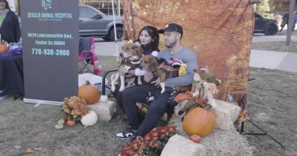 Atlanta Usa Oktober 2023 Pemilik Anjing Berpose Untuk Difoto Bersama — Stok Video