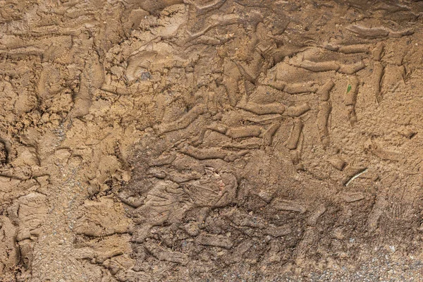 Lastik izleri çamura saplanıp ilginç bir grafik arkaplan ögesi oluşturulur.