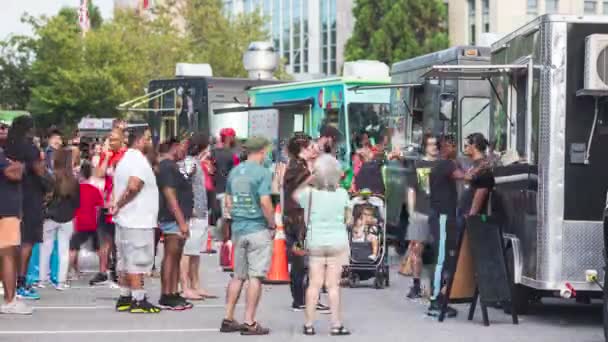 2023年8月4日星期五 在佐治亚州苏瓦尼市 当人们在食品卡车上下订单时 时间模糊了 人群在黄昏时分四处走动 — 图库视频影像