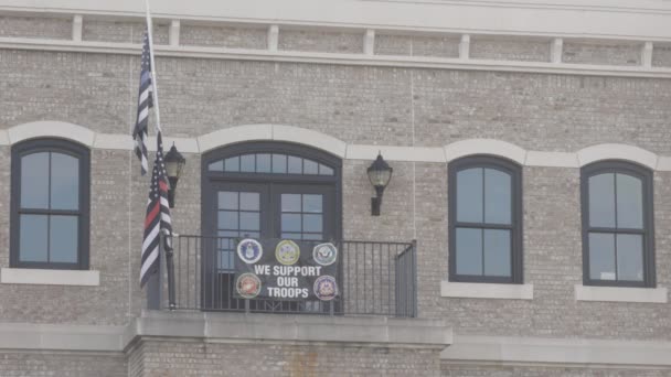 Suwanee Usa August 2023 Banner Says Support Our Troops Hangs — Stock Video