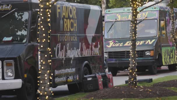 Suwanee Usa August 2023 Two Food Trucks Sit Parked Pretty — Stock Video