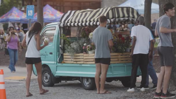 Suwanee Usa Agosto 2023 Gente Compra Camión Flores Único Estacionado — Vídeo de stock