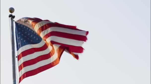 Μια Αμερικανική Σημαία Κουρελιασμένες Ξεφτισμένες Και Σκισμένες Άκρες Κυματίζει Στον — Αρχείο Βίντεο