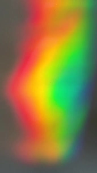 水に映し出された虹のプリズムは グラフィックデザイン要素として使用できる活気に満ちた有機的な波状のイメージを作り出します — ストック動画