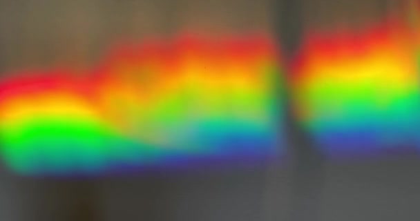 Een Regenboogprisma Gereflecteerd Door Water Creëert Een Levendig Organisch Golvend — Stockvideo