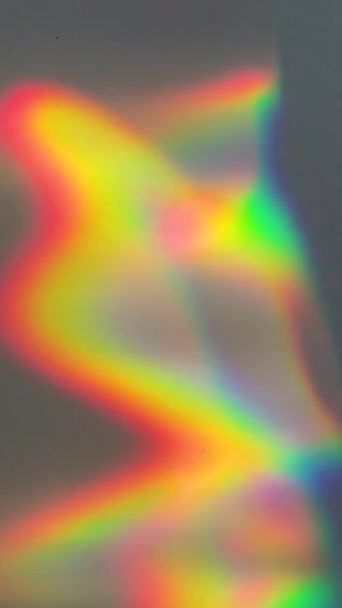 Regnbåge Prisma Reflekteras Genom Vattnet Skapar Levande Organisk Vågig Bild — Stockvideo