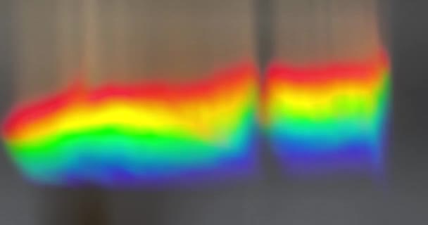 Prisma Arco Íris Refletido Através Água Cria Uma Imagem Ondulada — Vídeo de Stock
