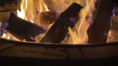 Açık bir ateş çukurunda yanan odunların yavaş çekim videosu..