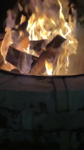 垂直视频显示在室外家庭火坑中燃烧的原木的缓慢运动 — 图库视频影像