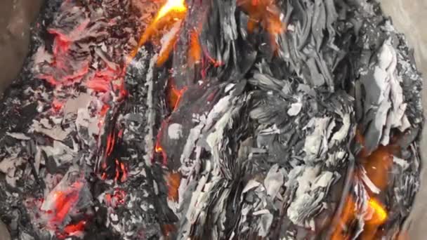 当文件和文件慢慢燃烧时 在垃圾桶中燃烧的燃料的慢动作视频 — 图库视频影像
