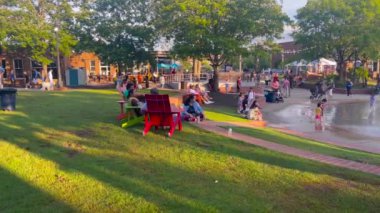 Duluth, GA / USA 11 Ağustos 2023: Çocuklar ve aileler 11 Ağustos 2023 'te Duluth, GA' da sıcak bir yaz gününde büyük bir fıskiyede oynuyorlar ve bir kasık parkının tadını çıkarıyorlar.. 