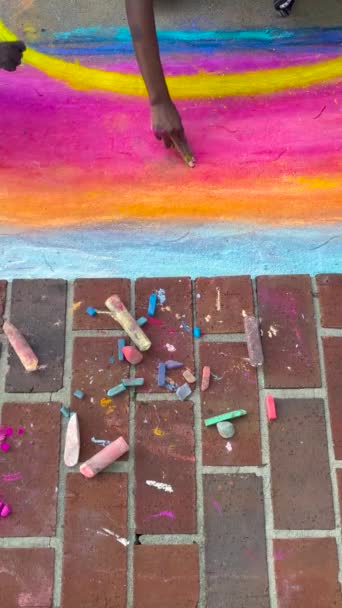Вертикальне Відео Дитячого Малюнку Тротуарі Місцевому Фестивалі Крейдяних Мистецтв Серпня — стокове відео