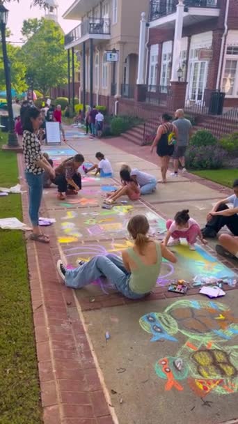 Duluth Usa August 2023 Vertical Video Local Residents Drawing Chalk — Stock Video