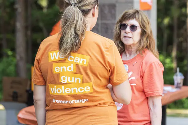 Cumming Usa 2023년 회의에 참석하는 여성이 말하며 셔츠를 폭력을 종료할 스톡 사진