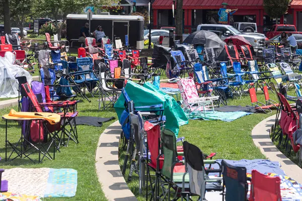 2023年8月12日 几十个空荡荡的草坪椅子在苏瓦尼镇公园 Suwanee Town Park 圆形剧场举行了一场户外夏季音乐会 图库图片