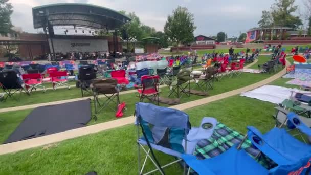 美国苏瓦尼 2023年8月12日 2023年8月12日 在苏瓦尼镇公园 Suwanee Town Park 的圆形剧场里 相机平底锅里有几十个空的草坪椅子 用来举行一个户外夏季音乐会 — 图库视频影像