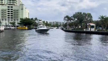 FT Lauderdale, FL / USA - 24 Kasım 2023: 24 Kasım 2023 'te FT Lauderdale, FL' de kıyı şeridi boyunca küçük bir yat hareket eder.. 