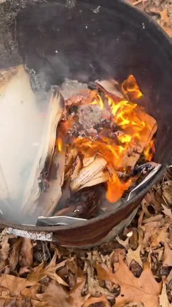 Câmera Lenta Mostra Documentos Papéis Queimando Dentro Lata Lixo Metal — Vídeo de Stock