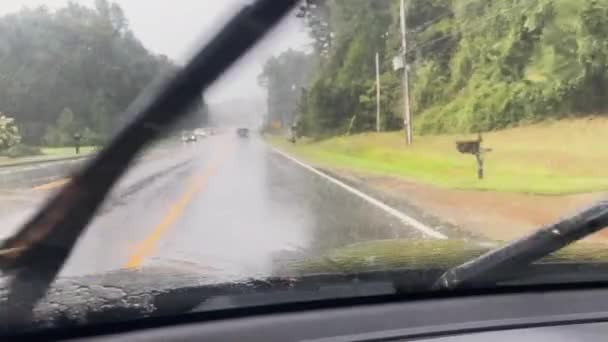 Pov Pokazuje Wycieraczki Przedniej Szyby Wycierające Ulewne Deszcze Podczas Jazdy — Wideo stockowe