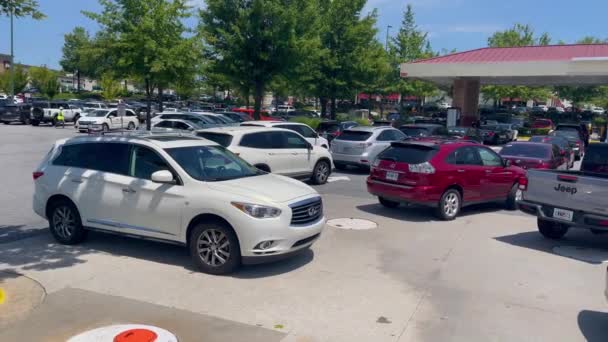 Буфорд Джорджія Сша Серпня 2023 Автомобілі Чекають Довгих Лініях Щоб — стокове відео