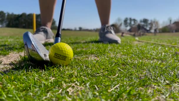 Rallentatore Mostra Primo Piano Del Golf Club Che Colpisce Una — Video Stock